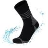 Rayures noires et grises et moyennes jambes
